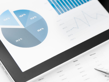 Tablet mit Finanzgrafiken