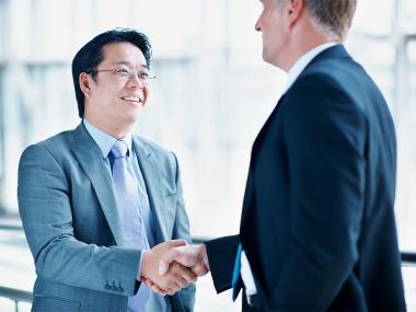 2 Männer geben sich die Hand