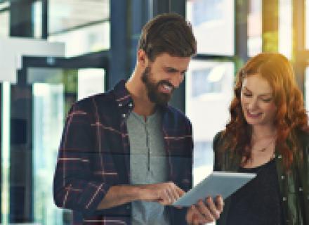 Donna e uomo con tablet