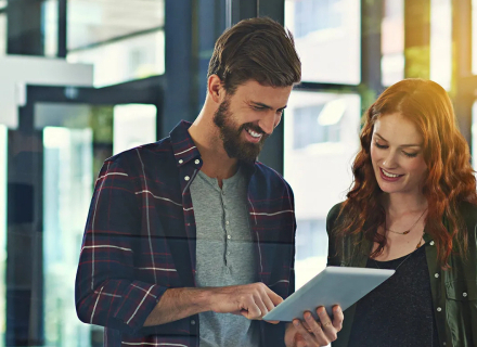 Donna e uomo con tablet