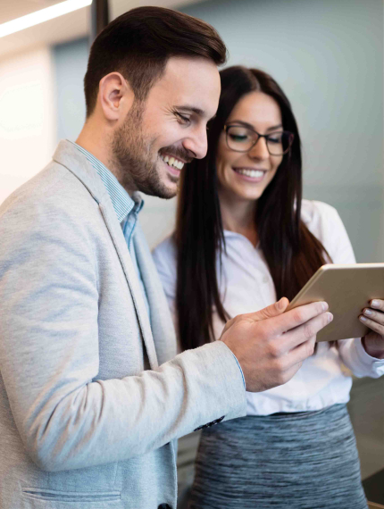 ein Mann und eine Frau arbeiten an einem Tablet