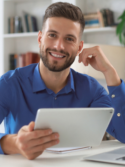 junger Mann im home office am Laptop