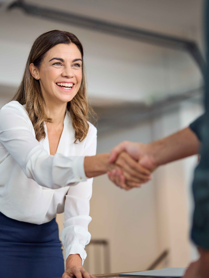 Handschlag mit neuem Mitarbeiter