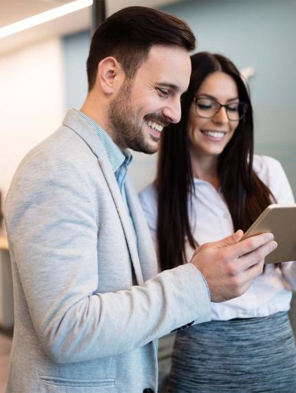 Mann und Frau mit Tablet. Donna e uomo con tablet
