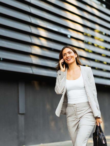 Donna d'affari che cammina, Geschäftsfrau geht