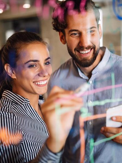 junge Frau im Anzug am Laptop, due persone che lavorano insieme