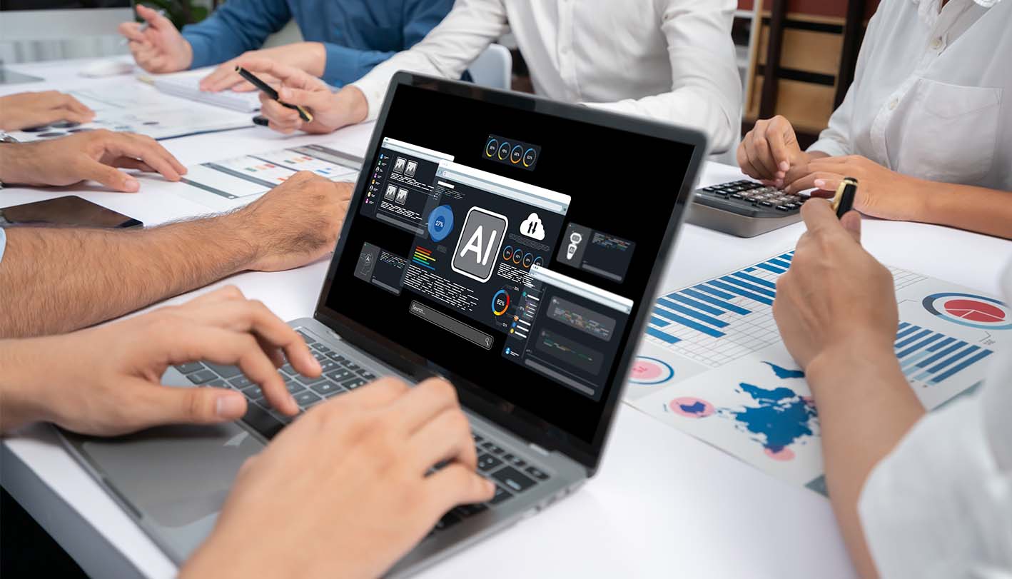 Personen im Meeting mit Laptop