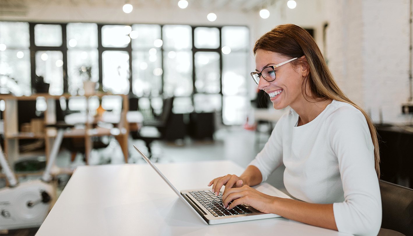 Frau vor Laptop