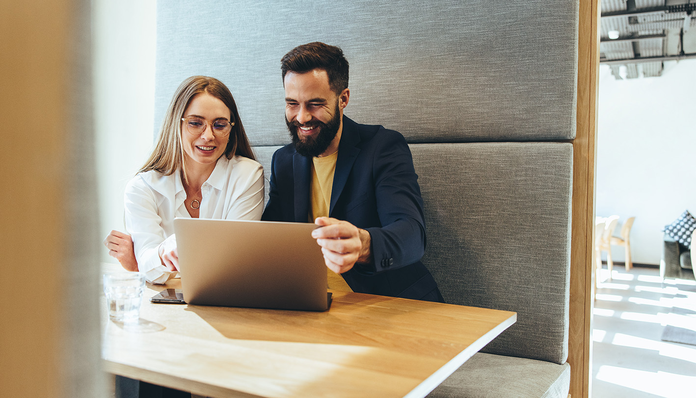 Due giovani persone al PC