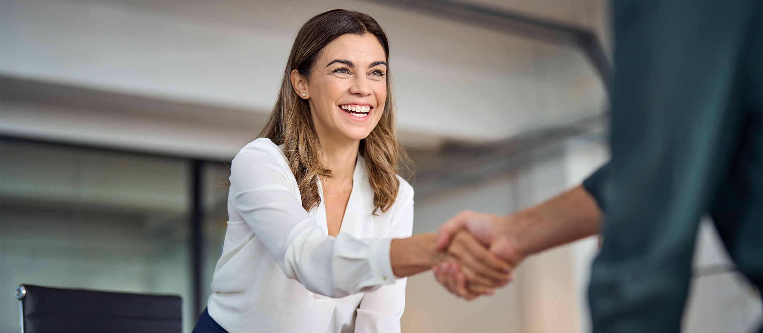 Handschlag mit neuem Mitarbeiter