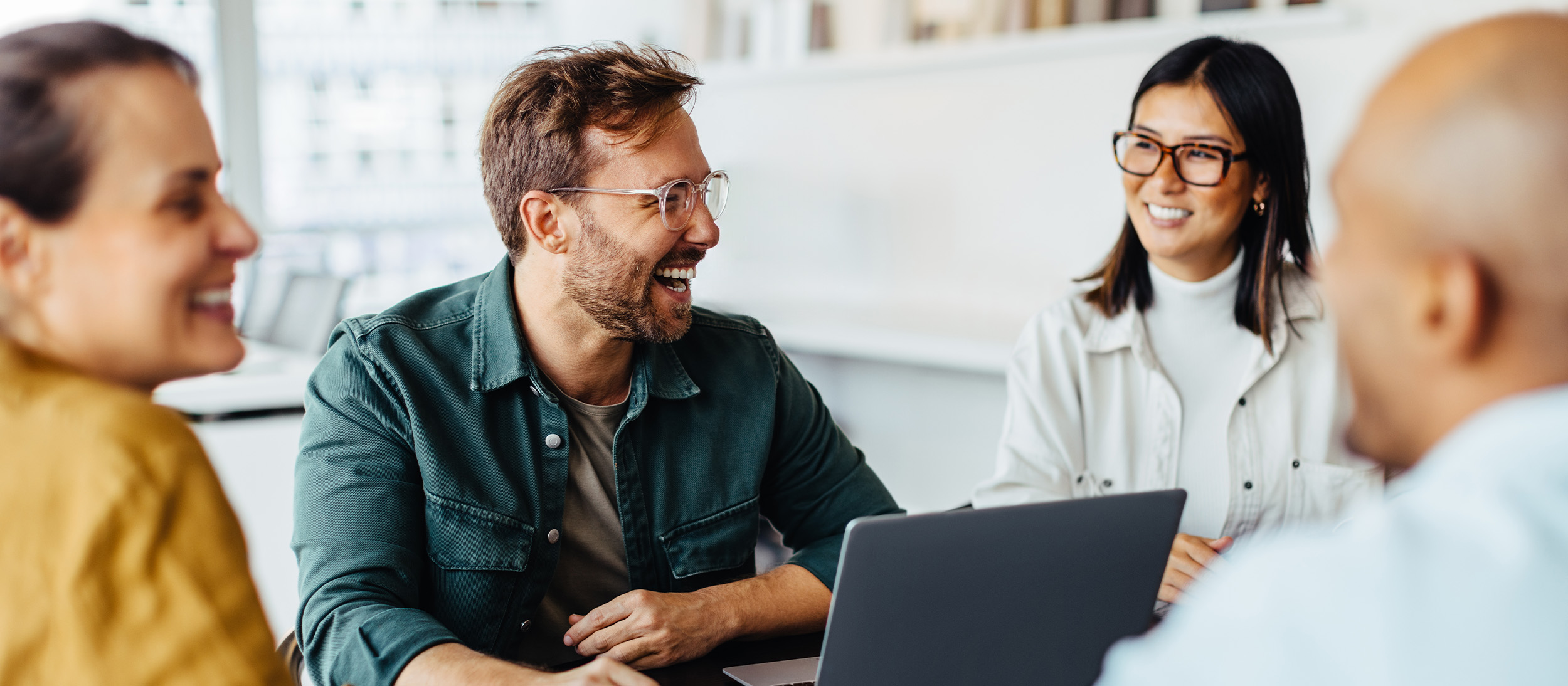 un team lavorando in atmosfera rilassata